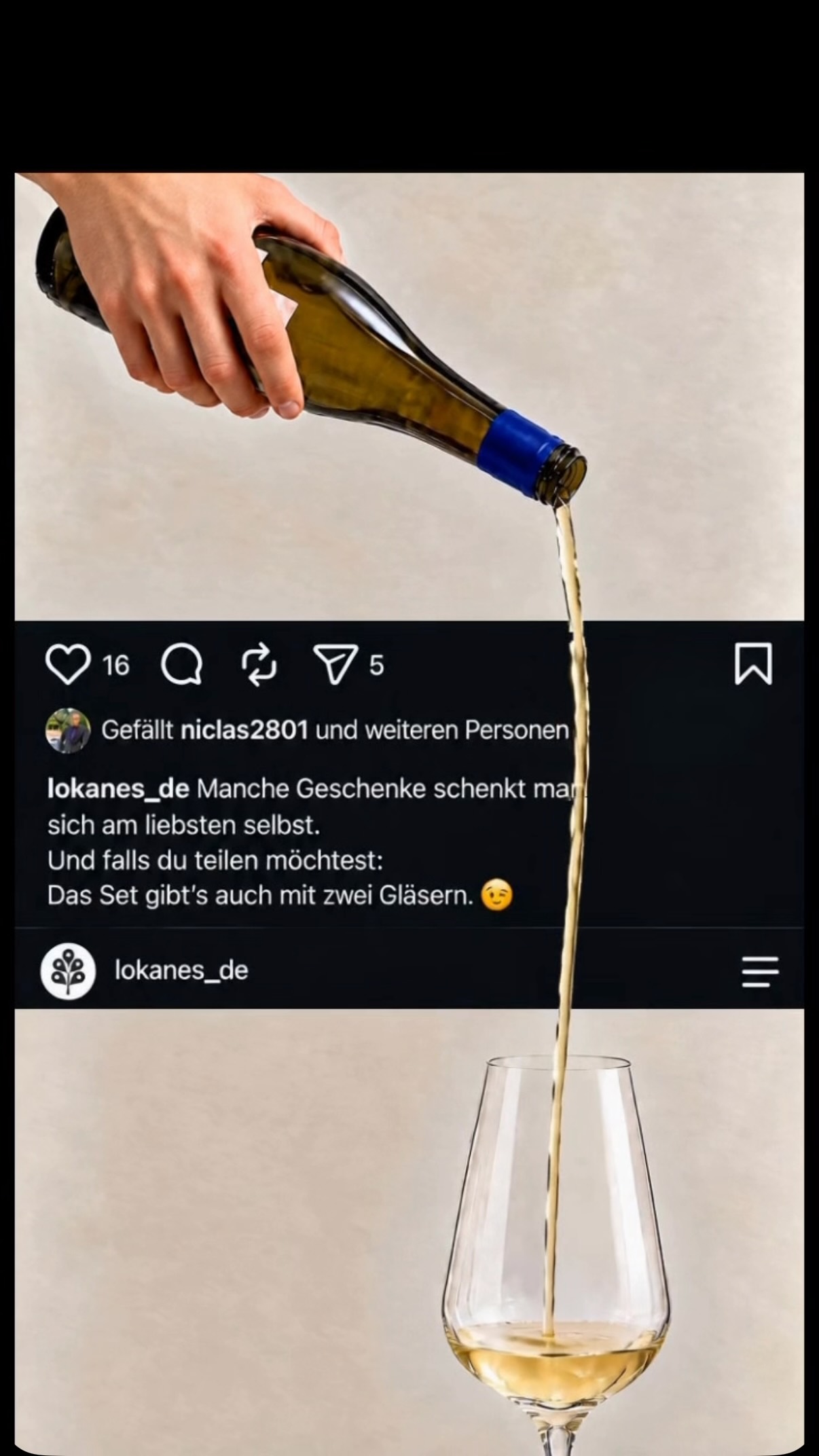 Instagram-Beitrag von LOKANES: Weißwein wird in ein Glas eingeschenkt