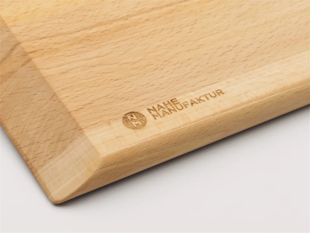 Detailaufnahme des eingebrannten Nahe-Manufaktur-Logos auf dem Holzschneidebrett
