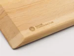 Detailaufnahme des eingebrannten Nahe-Manufaktur-Logos auf dem Holzschneidebrett