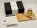 LOKANES Brotzeit-Geschenkset mit Holzschneidebrett, Buckelsmesser, Thüringer Kräutersenf und schwarzer Geschenkbox