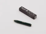 Grüner Kaweco CLASSIC SPORT Kugelschreiber neben seiner schwarzen Faltschachtel