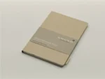 Gmund Mono Mini Notizbuch in Oat mit geprägtem Flexcover und Papierbanderole