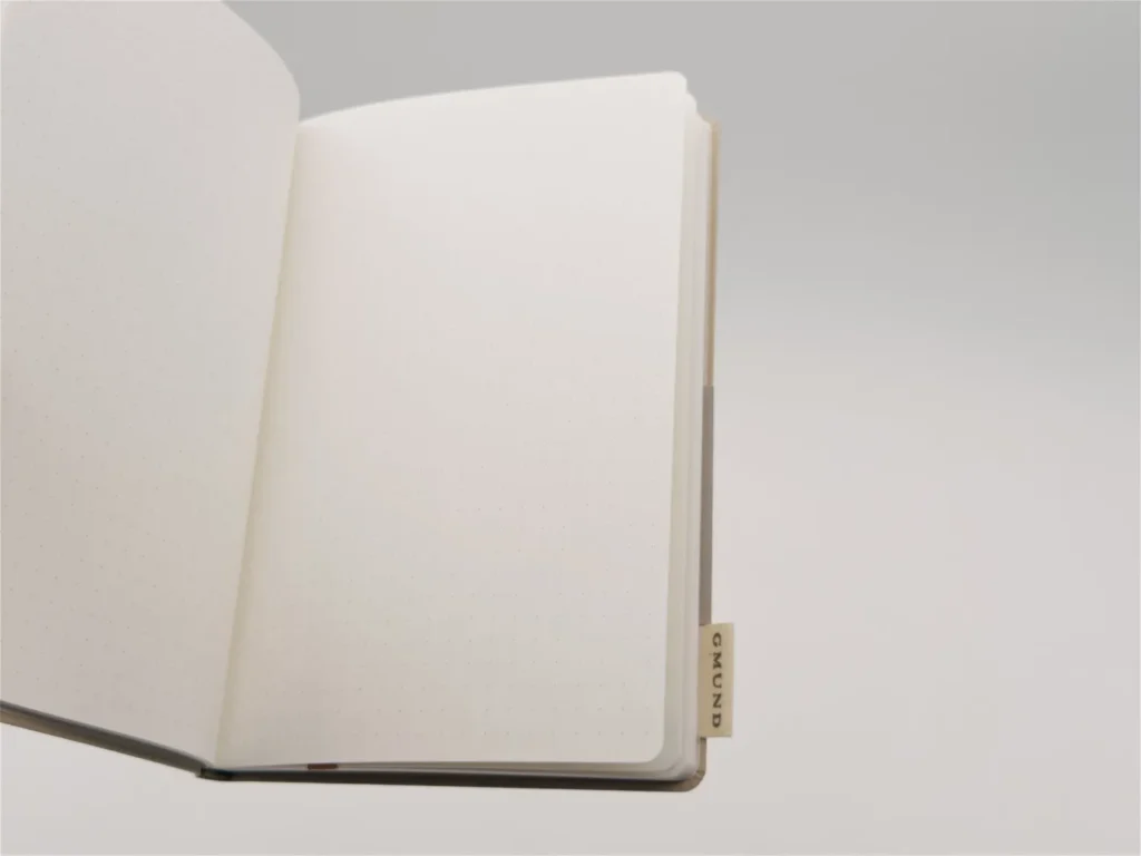 Geöffnetes Gmund Mono Mini Notizbuch mit hellen Schreibseiten