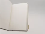 Aufgeschlagenes Gmund Mono Mini Notizbuch mit hellen Innenseiten